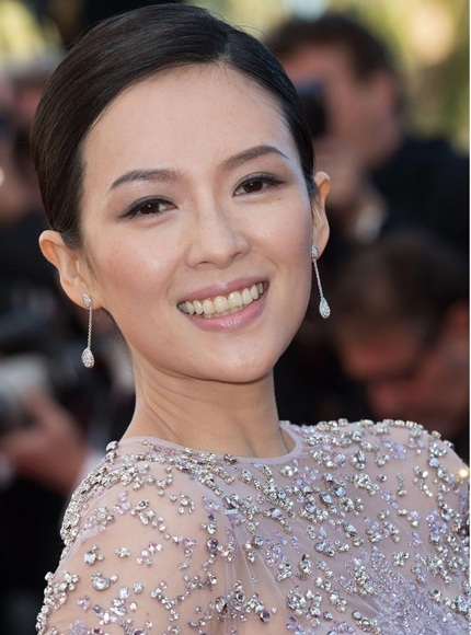 Chương Tử Di trang điểm nhẹ nhàng khi xuất hiện trên thảm đỏ LHP Cannes ngày 25/5