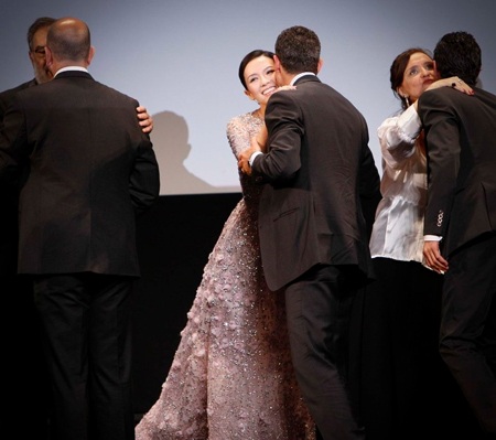 Nữ diễn viên Trung Quốc được nhiều quan khách chào đón và thăm hỏi