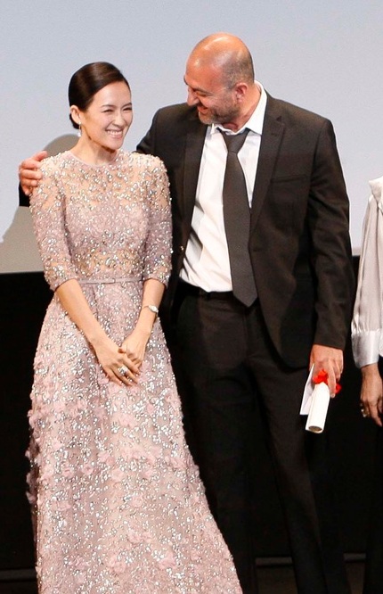 Nữ diễn viên Trung Quốc tạo dáng trước rừng máy ảnh