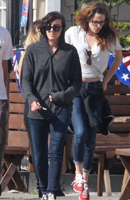 Robert Pattinson không vội hò hẹn sau khi chia tay bạn gái - 3 Kristen Stewart (phải) lọt vào ống kính thợ săn tin khi đi dạo cùng một cô bạn.