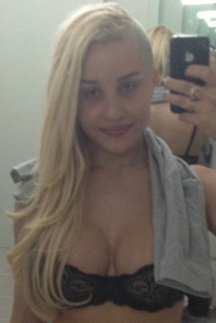 ...là một Amanda Bynes tự cạo trọc một nửa đầu, gương mặt bơ phờ và mệt mỏi.