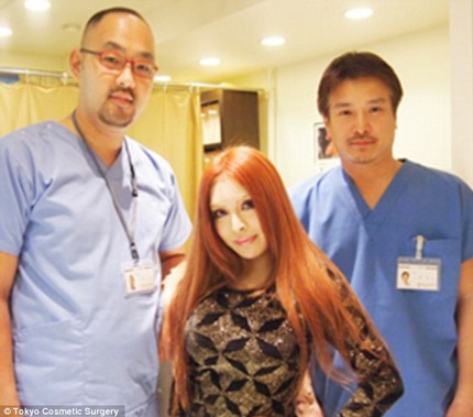 Gặp cô gái trải qua 30 ca phẫu thuật để thành búp bê sống - 3 Vanilla Chamu với vẻ ngoài chẳng còn giống một người Nhật bản của mình.