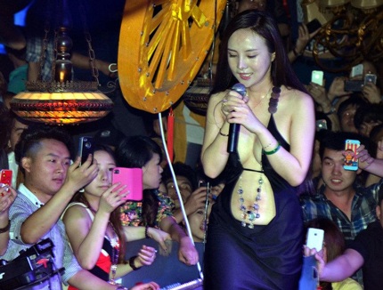 Chiếc váy của hotgirl Trung Quốc không thể kín đáo hơn.