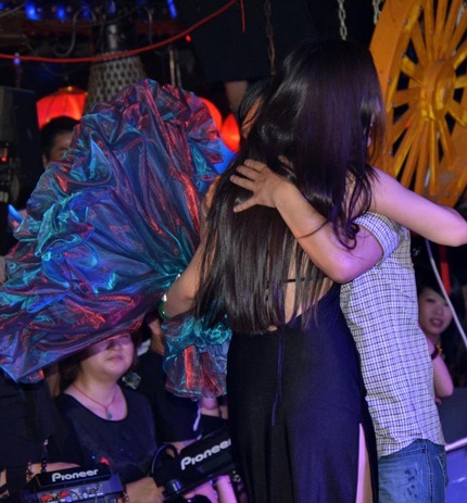 Một khán giả hâm mộ cuồng nhiệt ôm chầm lấy Gan Lulu khi cô đang say sưa hát.