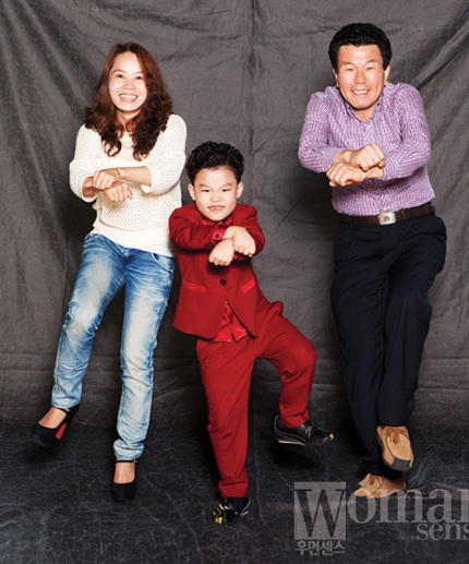 “Tiểu Psy” thấy tổn thương vì lời bình luận về người mẹ gốc Việt - 2 Hwang Min Woo bên bố mẹ ruột, mẹ cậu bé là người Việt Nam còn bố là người Hàn Quốc.