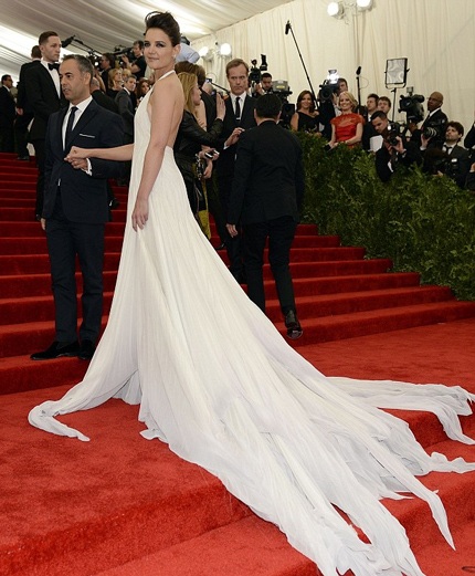 Katie Holmes khoe da thịt với váy hở lưng