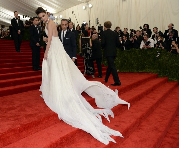 Tấm lưng mịn màng được Katie Holmes khoe trọn vẹn