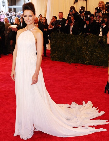 Katie Holmes khoe da thịt với váy hở lưng