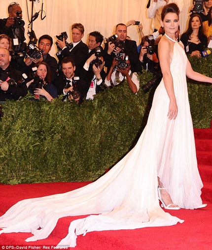 Tấm lưng mịn màng được Katie Holmes khoe trọn vẹn