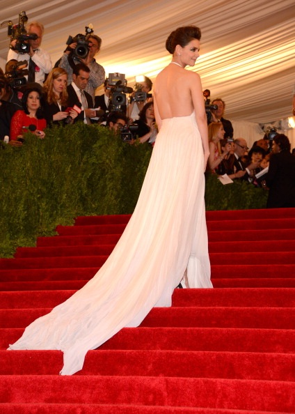 Bà mẹ một con tự tin nán lại tạo dáng cho các phóng viên chụp ảnh