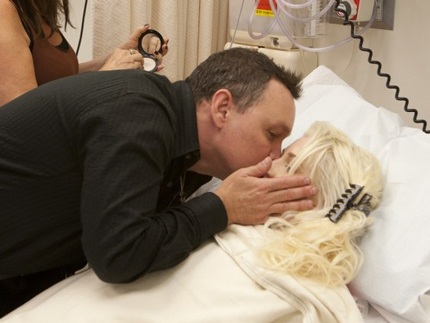 Doug hôn vợ trước khi cô bước vào ca phẫu thuật quan trọng