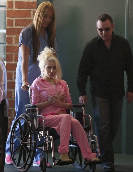 Người đẹp phanh áo khoe vòng một mới cải thiện của mình