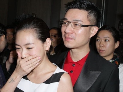 Vợ chồng Từ Hy Đệ vui vẻ trả lời phỏng vấn của báo giới.