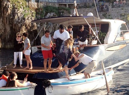 Mariah say sưa với công việc. Album mới của cô sẽ được trình làng vào ngày 23/7 tới.