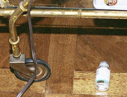 Một lọ thuốc đã được dùng lăn trên sàn nhà