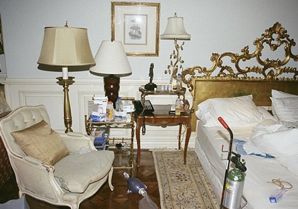 Căn phòng đầy những lọ thuốc và thiết bị y tế