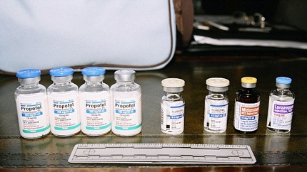 Trên bàn cạnh giường ngủ một loạt những lọ thuốc chưa được dùng được xếp ngay ngắn