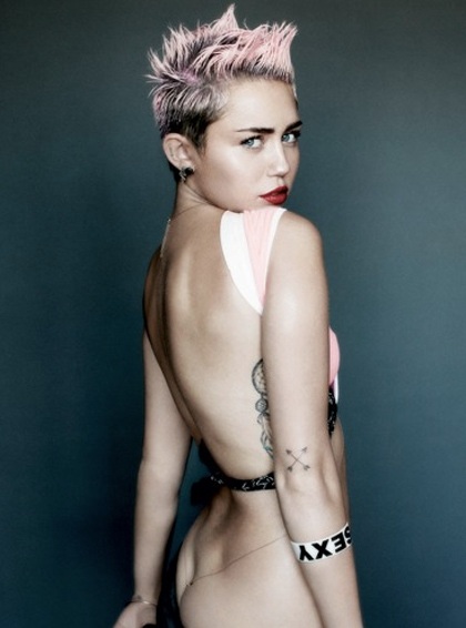 Miley Cyrus thách thức những lời chỉ trích - 8 Những hình ảnh ngày càng táo bạo và nổi loạn của cựu công chúa Disney