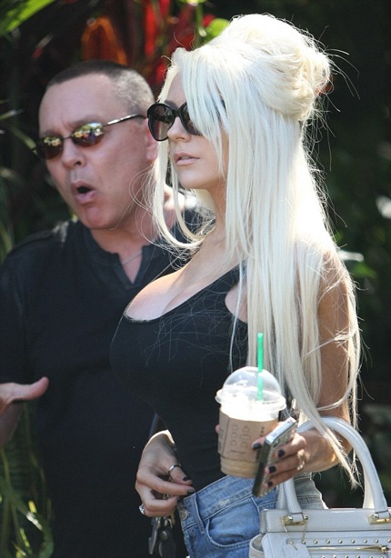 Courtney Stodden lọt vào ống kính của giới săn tin đi dạo và mua sắm cùng chồng.