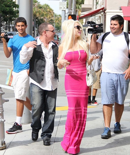 Người đẹp mới tăng cỡ vòng một nên rất tự tin khi xuất hiện thường xuyên trên phố