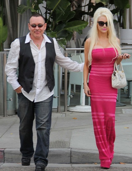 Người đẹp mới tăng cỡ vòng một nên rất tự tin khi xuất hiện thường xuyên trên phố