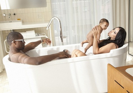 Hai ngôi sao nổi tiếng cùng tắm táp trong bồn với nhau