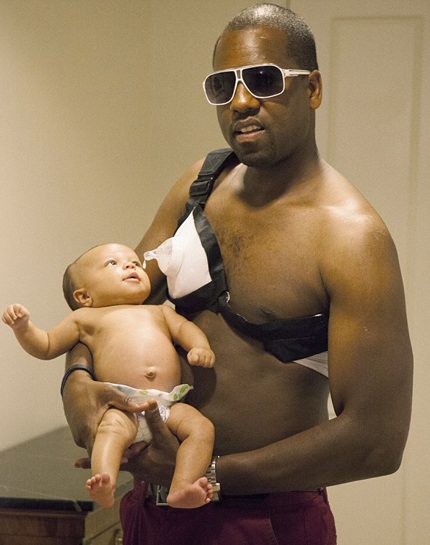 Ông bố trẻ hào hứng với con gái mới chào đời