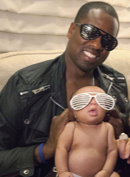 Ông bố trẻ hào hứng với con gái mới chào đời