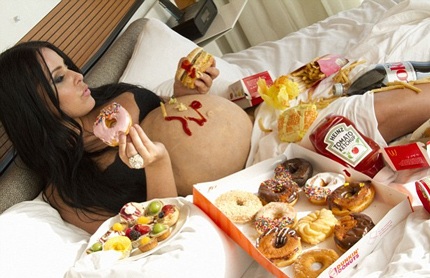 Ông bố trẻ hào hứng với con gái mới chào đời