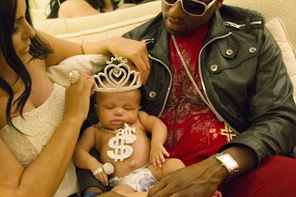 Cô con gái nhỏ của cặp đôi nổi tiếng được mẹ trang điểm bằng vương miện và những trang sức đắt tiền