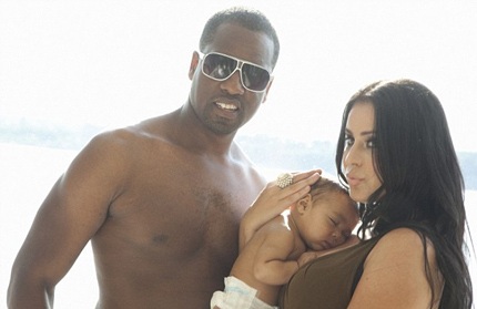 Cả hai nằm dài trên giường để trò chuyện với con gái