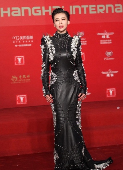 Khác với những bộ ảnh trước đây, Củng Tân Lượng ăn mặc kín đáo lạ thường