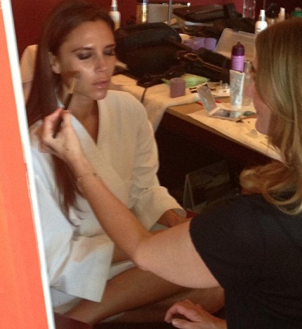 Trước đó, cô khoe ảnh trang điểm chuẩn bị cho buổi gặp gỡ khán giả Trung Quốc