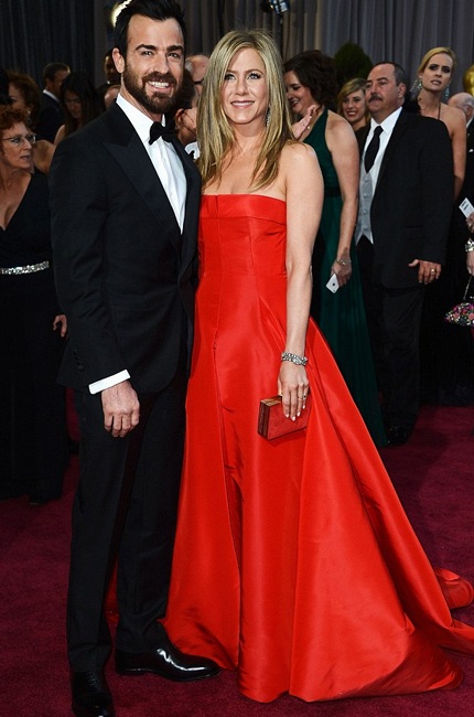 Jennifer Aniston tiếp tục hoãn đám cưới