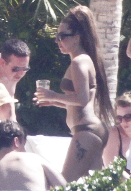 Lady Gaga khoe dáng gợi cảm sau khi giảm hơn 13kg - 13 Sau đó, cô thay sang một bikini màu nâu, tự tin phô diễn thân hình nữ tính và gọn gàng của mình