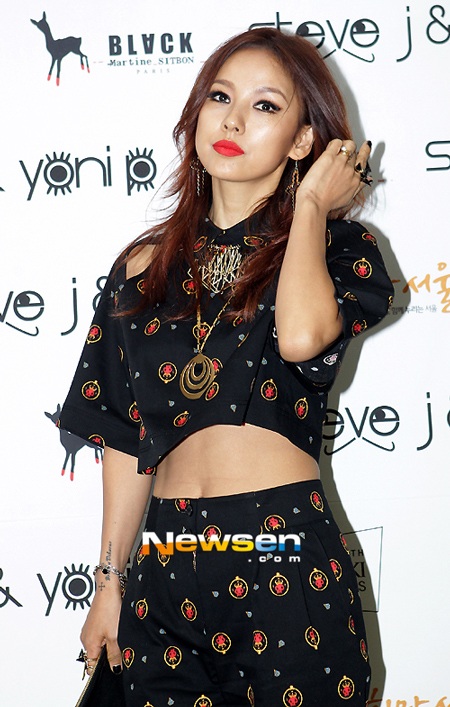 Lee Hyori luôn chọn kẻ mắt cat eye và son môi đỏ khi tham dự các sự kiện.