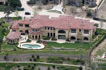 Ngôi nhà nơi Paris sống cùng bà nội và hai người anh em