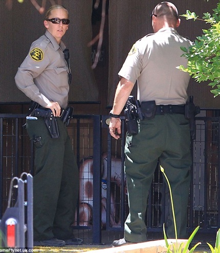 Cảnh sát đã nhanh chóng có mặt tại ngôi biệt thự của nhà Jackson khi nhận được thông báo