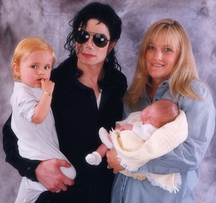 Con gái Michael Jackson sợ tin đồn không phải con ruột "vua nhạc Pop" - 3 Paris Jackon trong vòng tay của mẹ ruột khi bố mẹ cô bé chưa ly dị