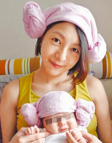 Vợ nam ca sĩ xứ Đài nhảy lầu tự vẫn vì chồng ngoại tình - 3 Ling Han khoe con gái cưng của vợ chồng cô trên trang cá nhân