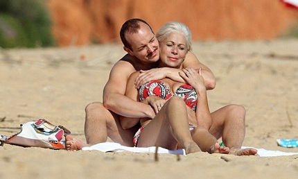 Ngôi sao 55 tuổi hôn chồng trẻ say đắm trong kỳ trăng mật