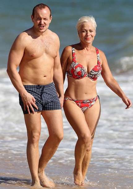 Ngôi sao 55 tuổi hôn chồng trẻ say đắm trong kỳ trăng mật