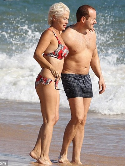 Ngôi sao 55 tuổi hôn chồng trẻ say đắm trong kỳ trăng mật