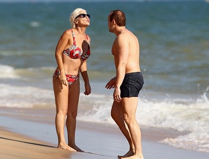 Ngôi sao 55 tuổi hôn chồng trẻ say đắm trong kỳ trăng mật