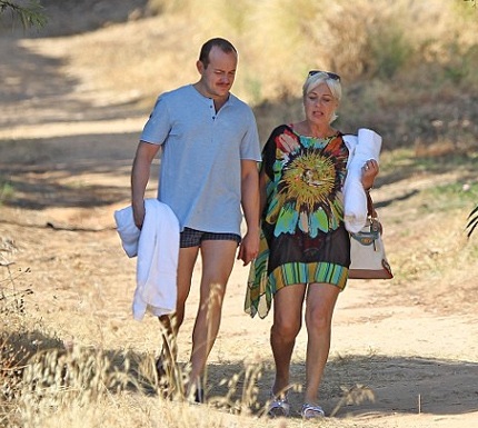 Cả hai vui vẻ đùa nghịch dưới làn nước mát cùng nhau