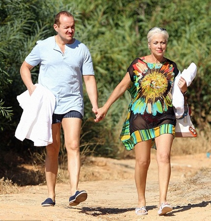 Cả hai vui vẻ đùa nghịch dưới làn nước mát cùng nhau