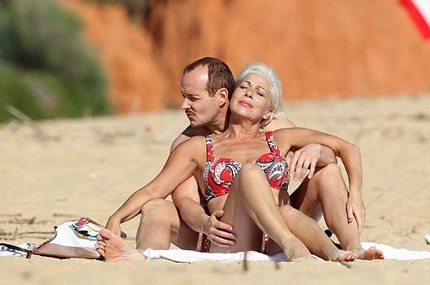 Cặp đôi này liên tục có những hành động âu yếm quá khích ở nơi công cộng