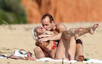 Cặp đôi này liên tục có những hành động âu yếm quá khích ở nơi công cộng