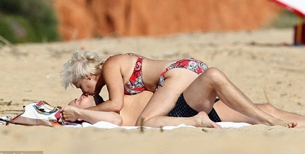 Cặp đôi này liên tục có những hành động âu yếm quá khích ở nơi công cộng