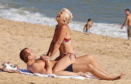 Cặp đôi này liên tục có những hành động âu yếm quá khích ở nơi công cộng